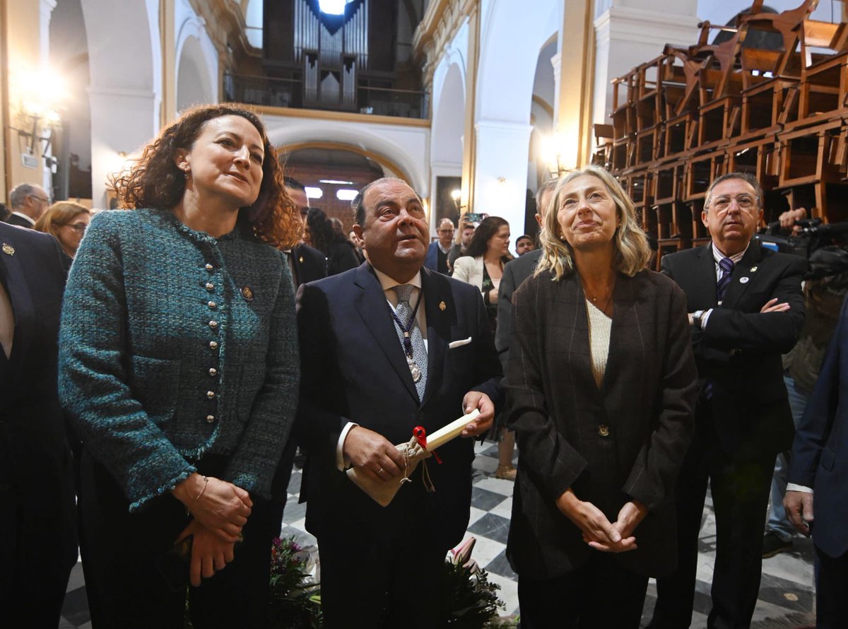 hdadsbernardo's tweet photo. ⚫️🟣 𝗠𝗶𝗲́𝗿𝗰𝗼𝗹𝗲𝘀 𝗦𝗮𝗻𝘁𝗼 | Este Miércoles Santo bajo el manto de María Santísima del Refugio irán los nombres de todos los niños y niñas ingresados en el Área Infantil @HospitalUVRocio. Nos ha acompañado su Directora Gerente Nieves Romero. https://t.co/eosiCqZroh
