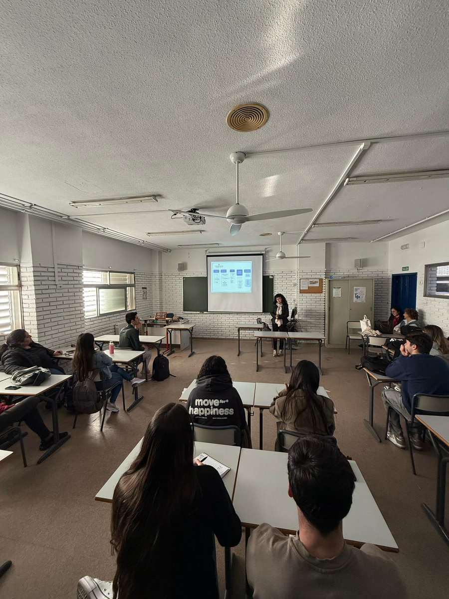 aulaempresocial's tweet photo. 🟢 El IES Juan Comenius acogió con éxito la jornada Emprender por la Economía Social del ciclo #EmprendeES.
💬 Ponencias, cooperativas invitadas y una actividad práctica que entusiasmó al alumnado.
📍 Financia @generalitat
#EconomíaSocial #EducaciónConValores #Cooperativas https://t.co/UWFwe4TDdw