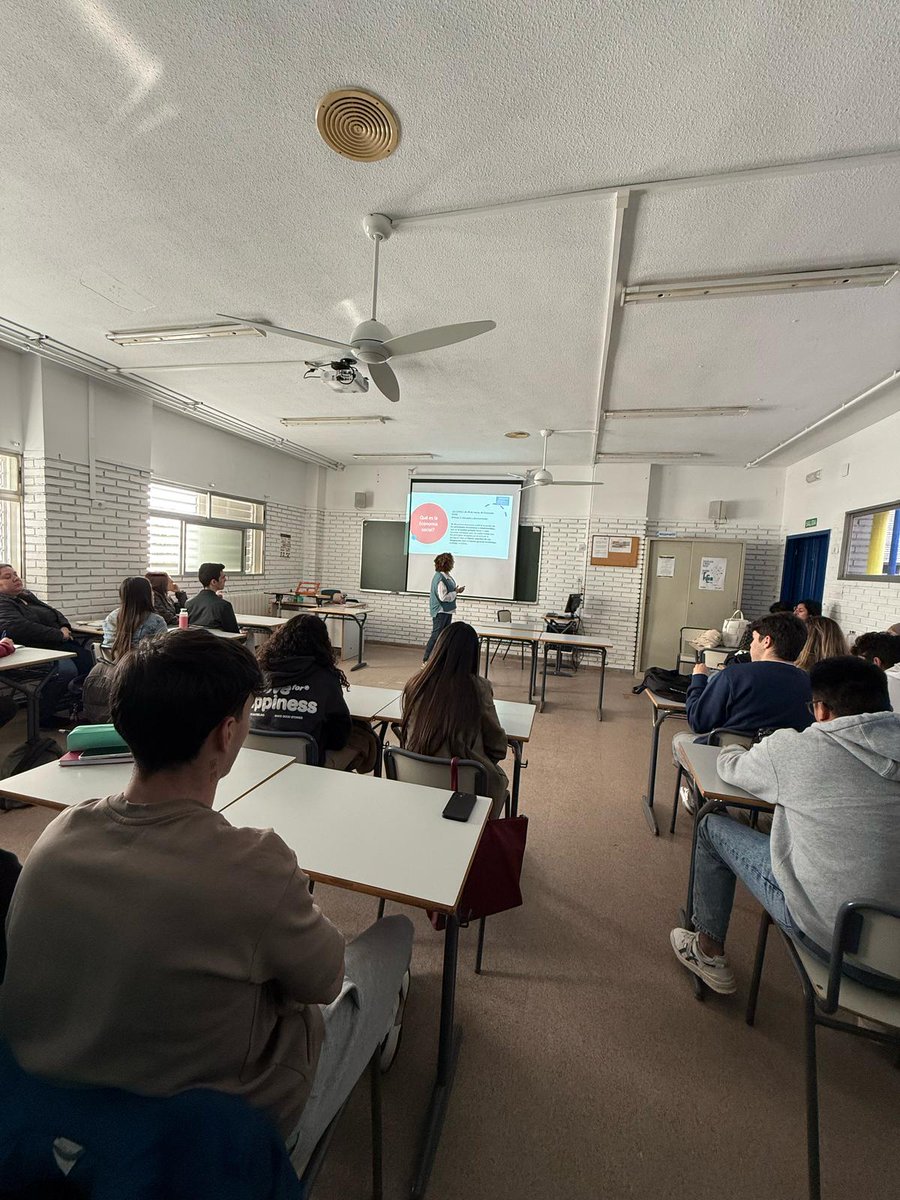 aulaempresocial's tweet photo. 🟢 El IES Juan Comenius acogió con éxito la jornada Emprender por la Economía Social del ciclo #EmprendeES.
💬 Ponencias, cooperativas invitadas y una actividad práctica que entusiasmó al alumnado.
📍 Financia @generalitat
#EconomíaSocial #EducaciónConValores #Cooperativas https://t.co/UWFwe4TDdw