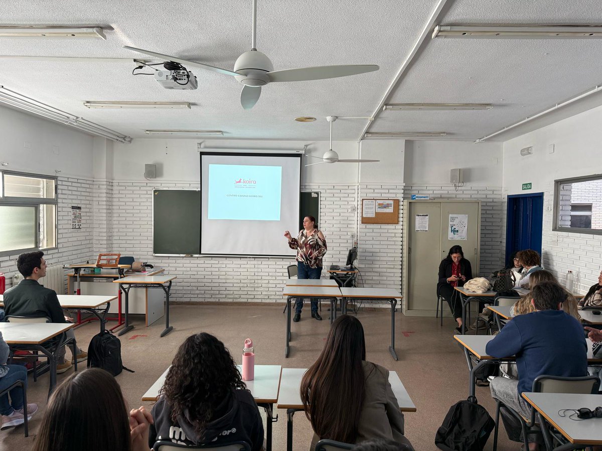 aulaempresocial's tweet photo. 🟢 El IES Juan Comenius acogió con éxito la jornada Emprender por la Economía Social del ciclo #EmprendeES.
💬 Ponencias, cooperativas invitadas y una actividad práctica que entusiasmó al alumnado.
📍 Financia @generalitat
#EconomíaSocial #EducaciónConValores #Cooperativas https://t.co/UWFwe4TDdw
