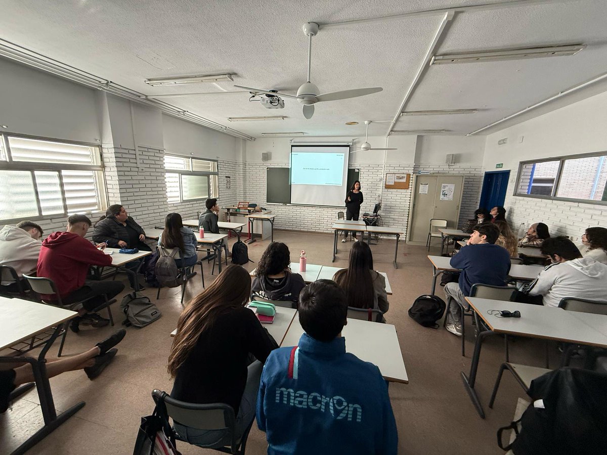 aulaempresocial's tweet photo. 🟢 El IES Juan Comenius acogió con éxito la jornada Emprender por la Economía Social del ciclo #EmprendeES.
💬 Ponencias, cooperativas invitadas y una actividad práctica que entusiasmó al alumnado.
📍 Financia @generalitat
#EconomíaSocial #EducaciónConValores #Cooperativas https://t.co/UWFwe4TDdw