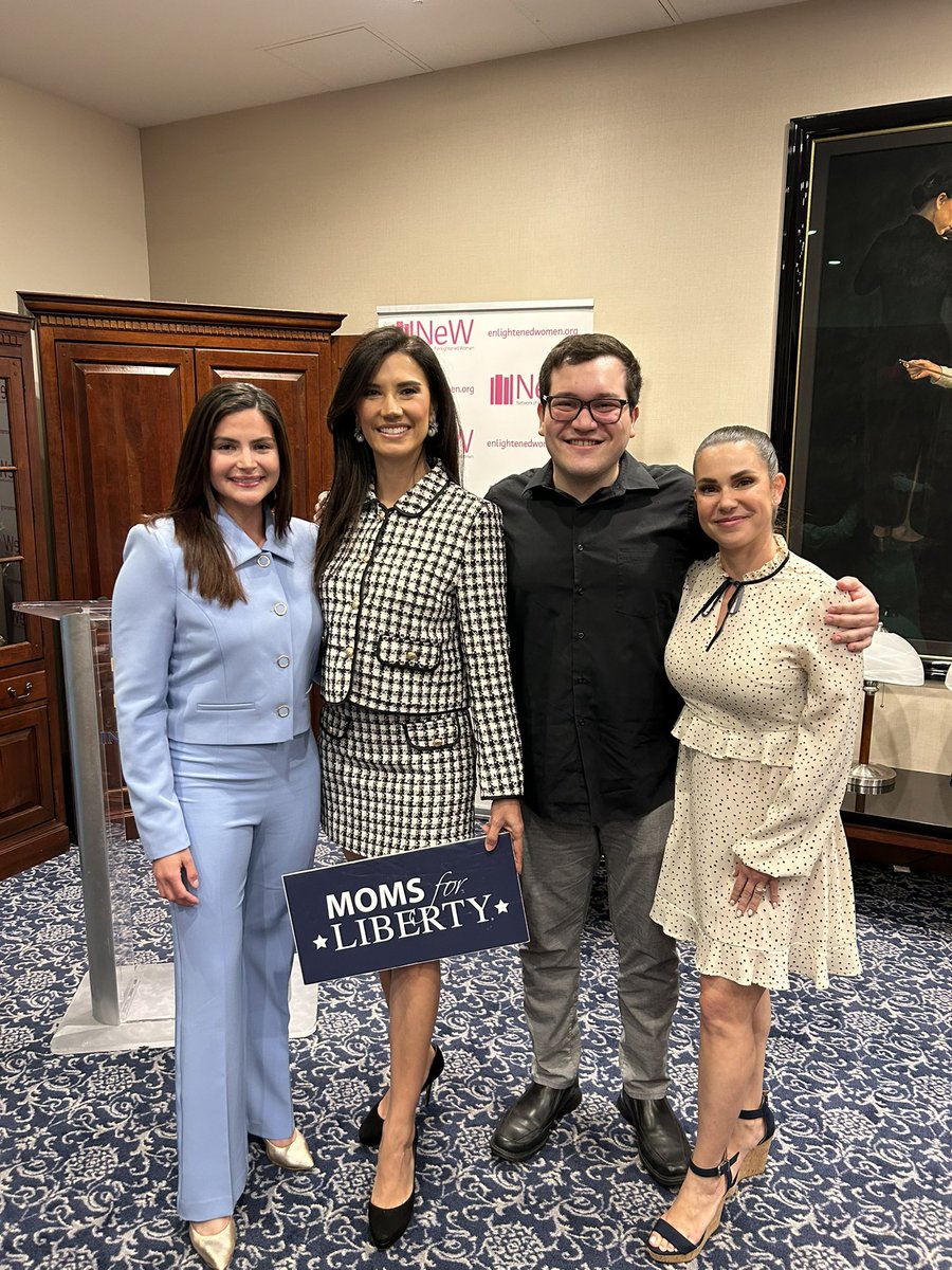 🔴Junto a tres mujeres controversiales que hacen un gran trabajo en la difusión de ideas - cada quien con su estilo.

De izquierda a derecha: <a href="/ValentinaForUSA/">Valentina Gomez</a> <a href="/CatalinaStubbe/">CATALINA STUBBE</a> <a href="/BuenoForMiami/">Martha Bueno</a> 

(Si lloraron por la foto con Tulsi, probablemente lo hagan más por esta). 😂