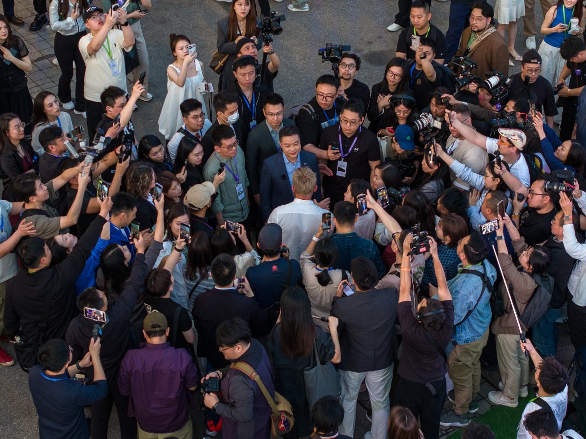 Last night, Victoria Harbour shone brighter with global smiles and shared passion. The evolved Global Flagship XPENG X9 officially set off on its global journey. Packed with innovation and sincerity, we hope this smart ride finds its way into more families around world.

#XPENG https://t.co/3r6cS2reZm