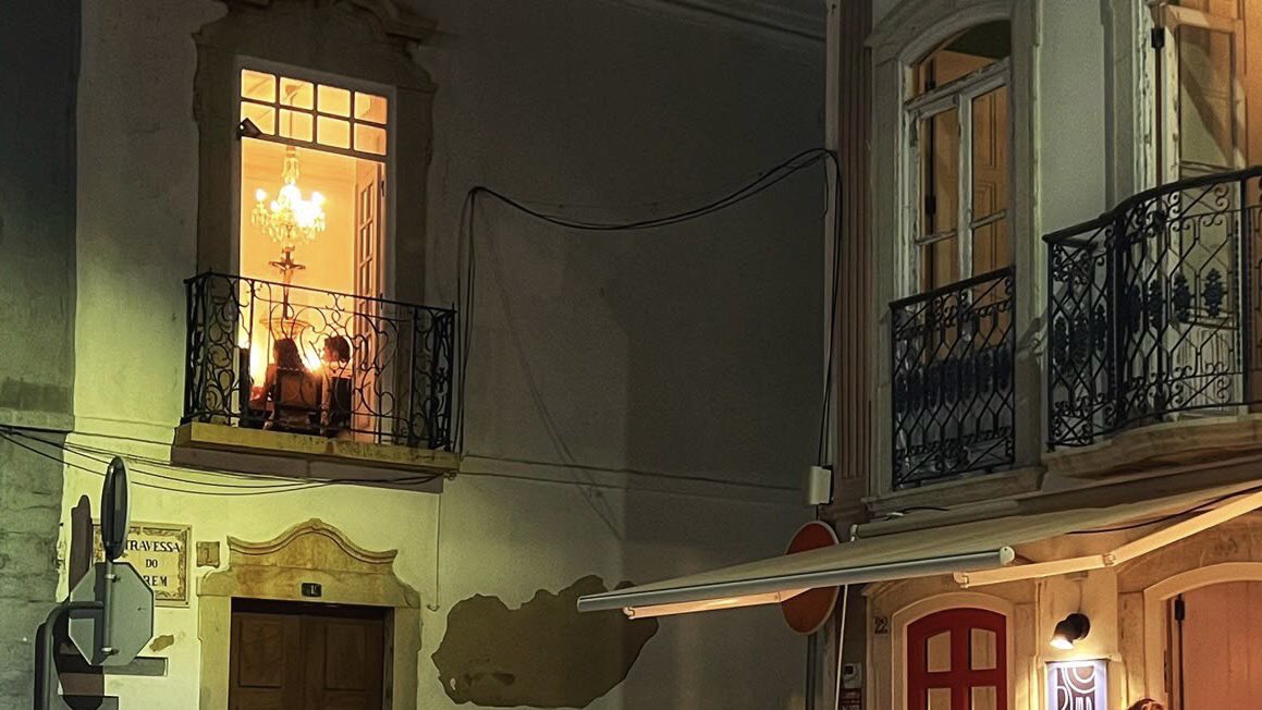 sarılsak geçerdi,
darıldık kaldı öyle.