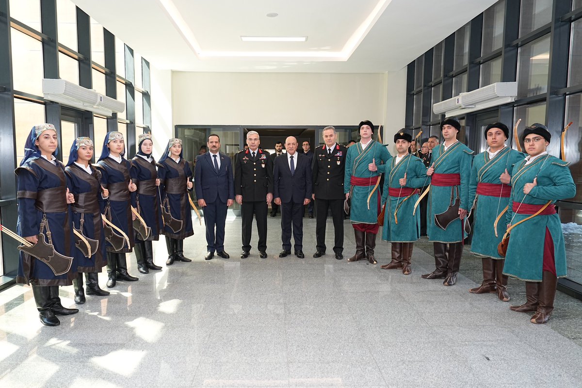 Batuhan (@batu_yldz) on Twitter photo Sayın Jandarma ve Sahil Güvenlik Akademisi yönetimi ve yetkilileri <a href="/jsgaedutr/">Jandarma ve Sahil Güvenlik Akademisi</a>, Jandarma Genel Komutanlığının bugüne kadar pek çok türbede yürüttüğü "Saygı Nöbeti" uygulamasında yapılan hatalı ve dizi uyarlaması kıyafet tercihlerini şimdi de burada, sizin kurmuş olduğunuz okçuluk Sayın Jandarma ve Sahil Güvenlik Akademisi yönetimi ve yetkilileri <a href="/jsgaedutr/">Jandarma ve Sahil Güvenlik Akademisi</a>, Jandarma Genel Komutanlığının bugüne kadar pek çok türbede yürüttüğü "Saygı Nöbeti" uygulamasında yapılan hatalı ve dizi uyarlaması kıyafet tercihlerini şimdi de burada, sizin kurmuş olduğunuz okçuluk