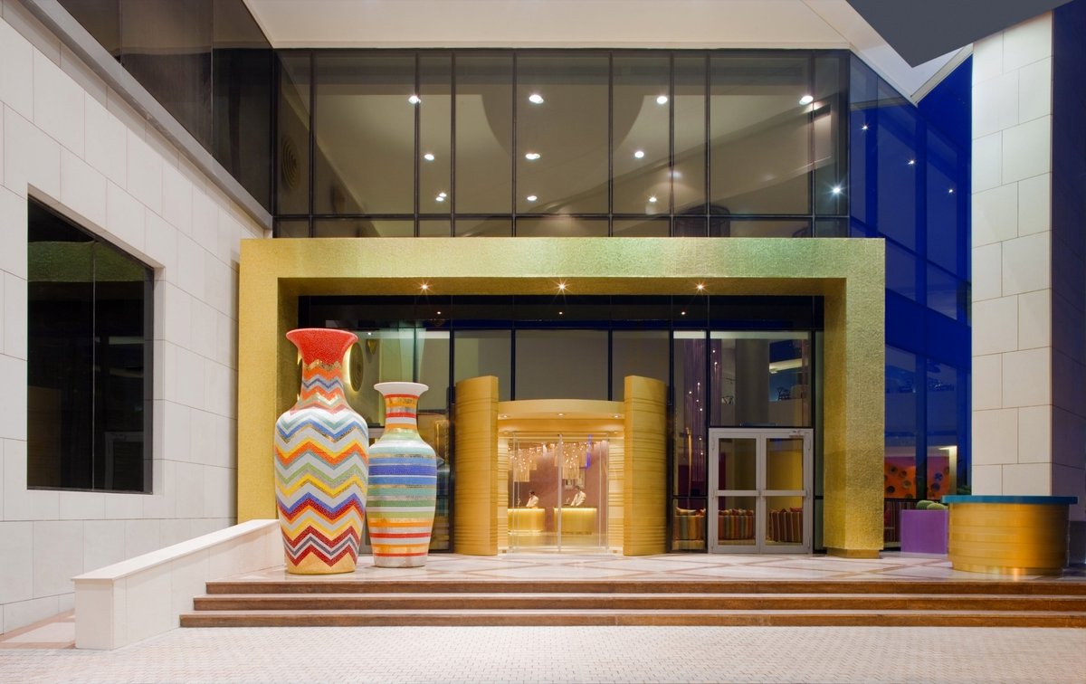 The two large vases that emphasize the entrance to Hotel Missoni in Kuwait City are the result of a collaboration between #OrsoniVenezia1888 and @missoni a historic brand that has always worked on the theme of color in fashion collections and interior design.