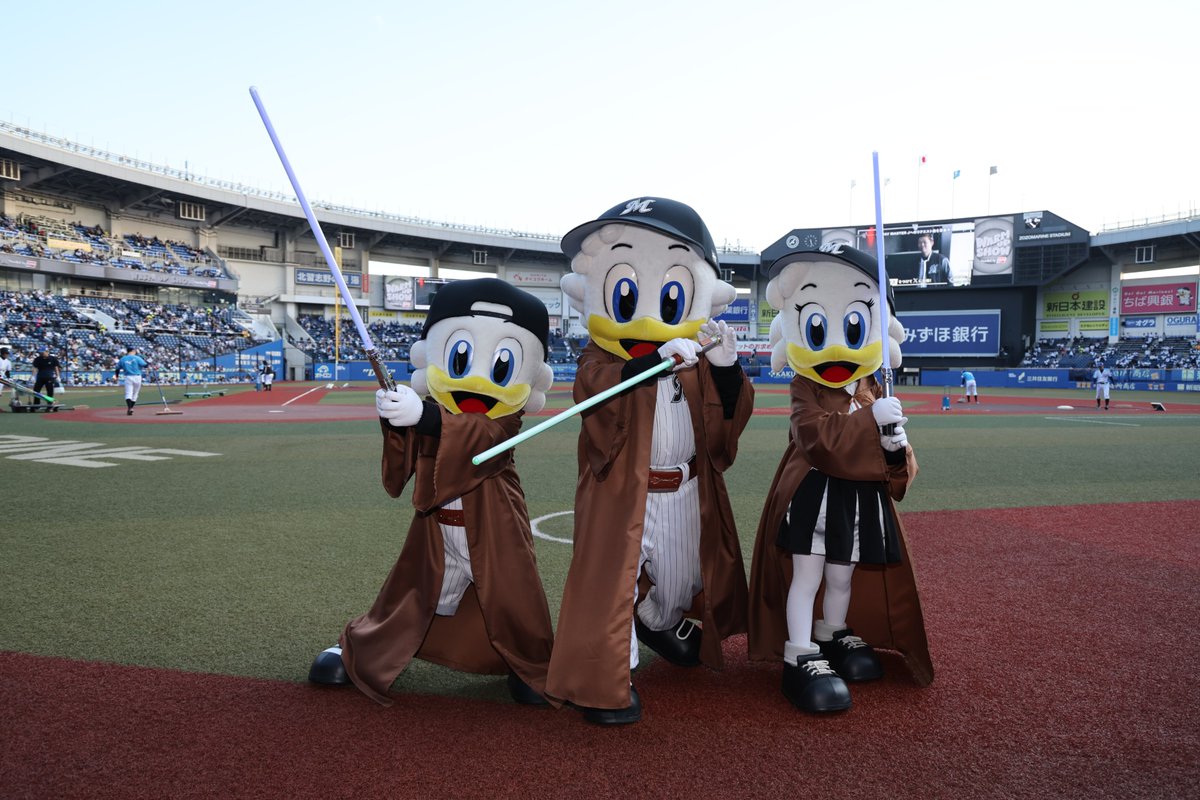 starwarsjapan's tweet photo. 千葉ロッテマリーンズの
公式マスコットもジェダイに⁉

#スターウォーズ #SWCJ
#スターウォーズNIGHT https://t.co/pN8K2D5aIS