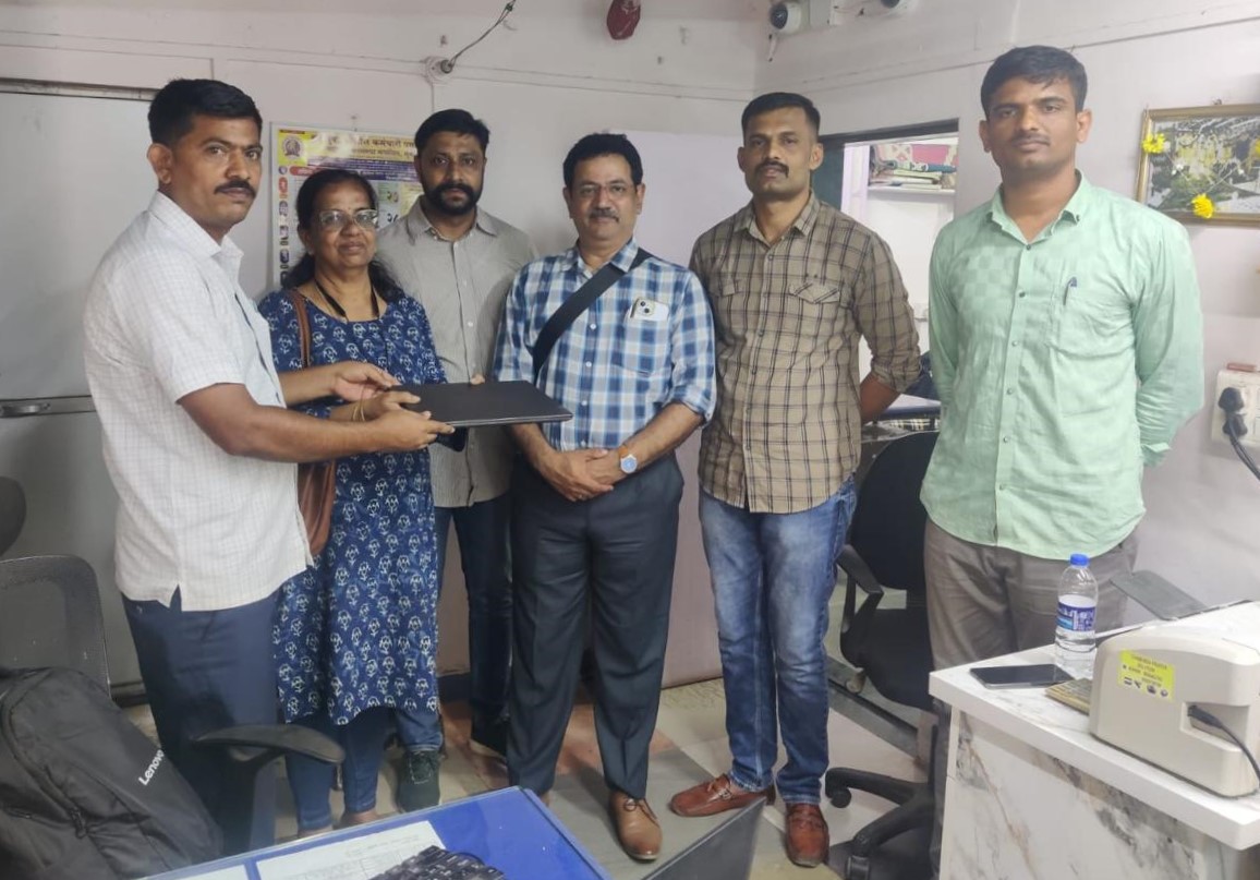 TAdivarekar's tweet photo. @CPMumbaiPolice Huge thanks 2 Vanrai Police Station, especially Officers Palwe/Badge # 00250, Patil/Badge # 01804 and Patil/Badge # 092612, for their exceptional efforts in recovering our lost laptop bag frm an auto! Despite unclear CCTV footage, their dedication cracked d case. https://t.co/FyJ7VL0jnK