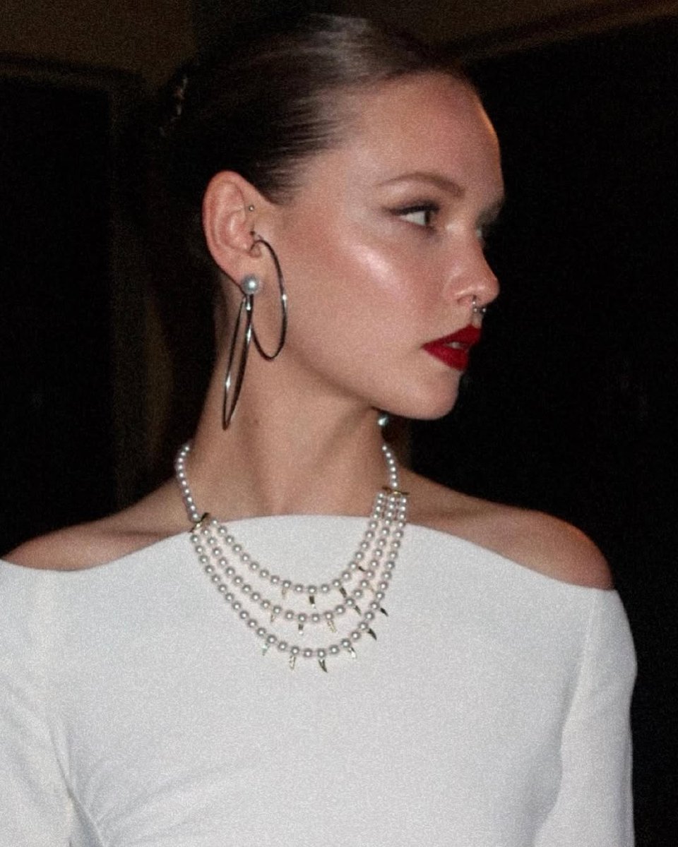 rodialbeauty's tweet photo. 10/10 glam by @rosiecerosiomakeup 🖤 using Glass highlighter &amp; Banana Lowlighter⁠
⁠
for @faiithlynch ⁠
⁠
dress @suzannahlondon⁠
jewellery @tasaki_intl⁠
hair @parisceurvelss⁠
⁠
⁠
⁠
⁠
⁠
#RODIAL #BANANALOWLIGHTER #VIRALBEAUTY #UNDEREYEBRIGHTENING #PEACHLOWLIGHTER https://t.co/QwdoPLkDIn
