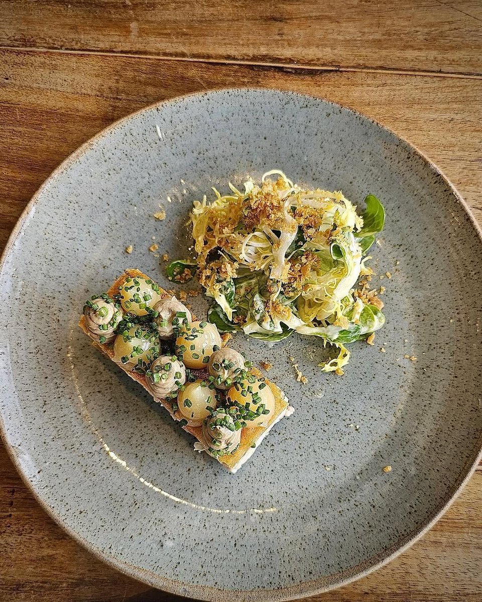 thewrightcomm's tweet photo. @theweekendfoodie_ says "This gorgeous pub with stunning views over the Cotswold countryside is not one to be missed. The perfect spot for a tasty treat now Spring has well and truly sprung!" about @thefeatherednestinn 👏 #PantheraCommunication https://t.co/VsLzwX4WYZ