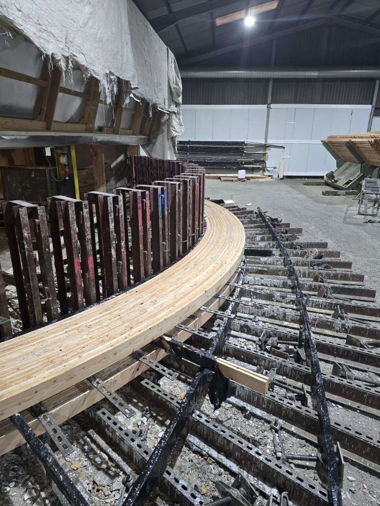 BucklandTimber's tweet image. Here we have some UK larch curved glulam in the clamps. We&apos;d love to tell you all about what this will be, but we can&apos;t just yet.

If you&apos;d like to know more about UK larch, check out the link to Templar Court below...

bucklandtimber.co.uk/project/templa…

 #timberprojects #glulam #uklarch