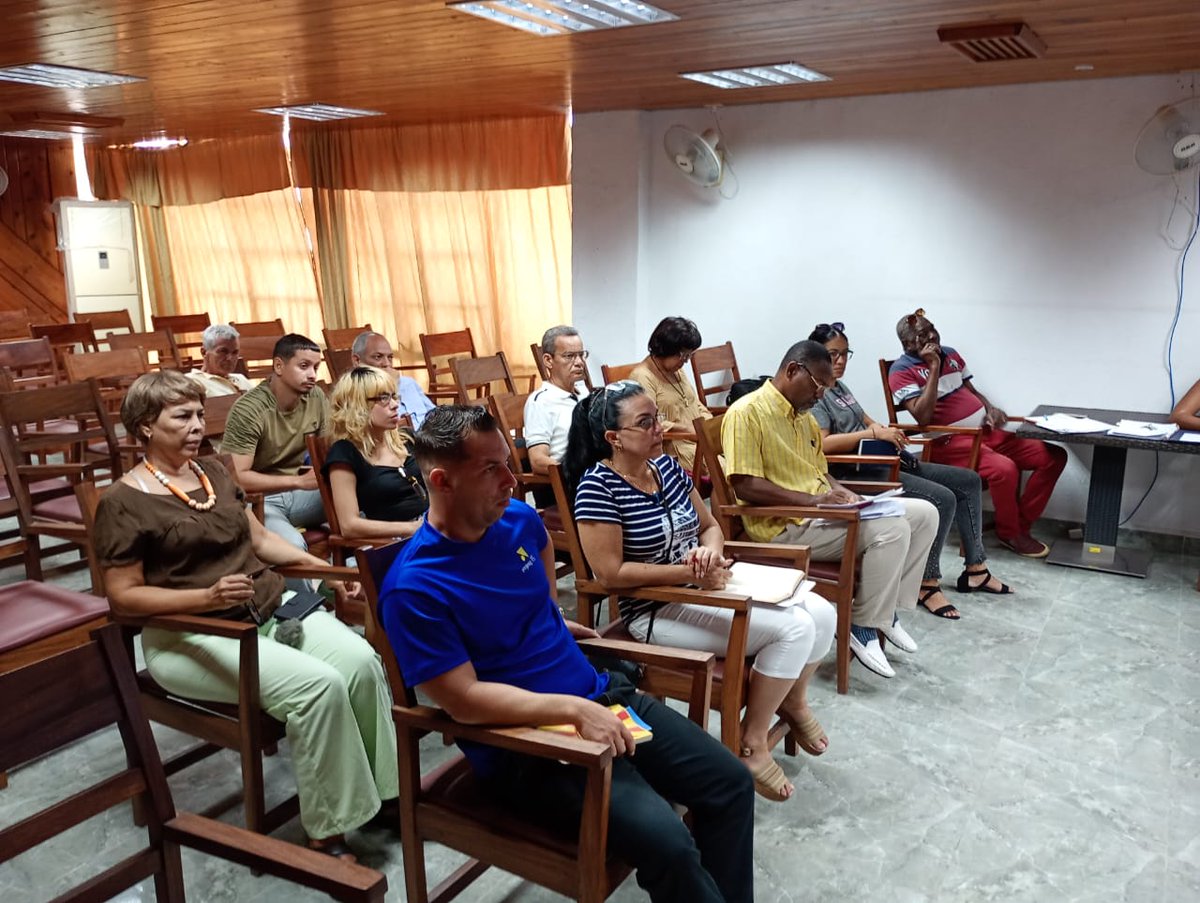 Emproy15Cuba's tweet photo. #Emproy15 #ProyectandoElFuturo
Miembros del Consejo de Dirección de la empresa santiaguera @Emproy15Cuba reciben capacitación sobre cómo transformar la gestión institucional con el uso de plataformas. El Ing. Dariel Elías Sánchez, de la ciudad de Bayamo fue el instructor. https://t.co/0hVHXEhT5W