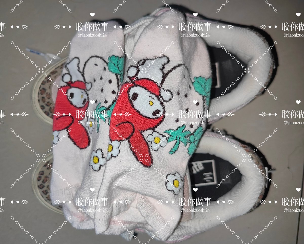 还是之前那双粉色顽刻，刚脱下我就直接拿过来史诗级过肺，袜子也非常可爱，香味也是绝，后面直接忍不住把鞋垫拿出来也过肺一下，鞋垫的脚印还清晰可见，最后🐍在上面，更多细节在群 #打胶 #顽刻 #板鞋 #棉袜 #闻鞋 #射精 #扫楼