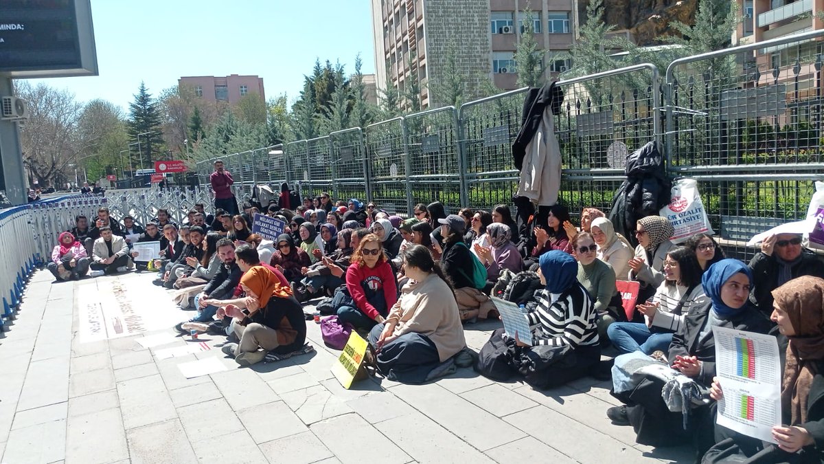 Alanında 60 net ve üzeri yapanlar MEB kapısında. 19 nete yakın yapanlar okullarda. Bu işte bir terslik yok mu Bakan Bey?#MülakatZulmünde164Gün