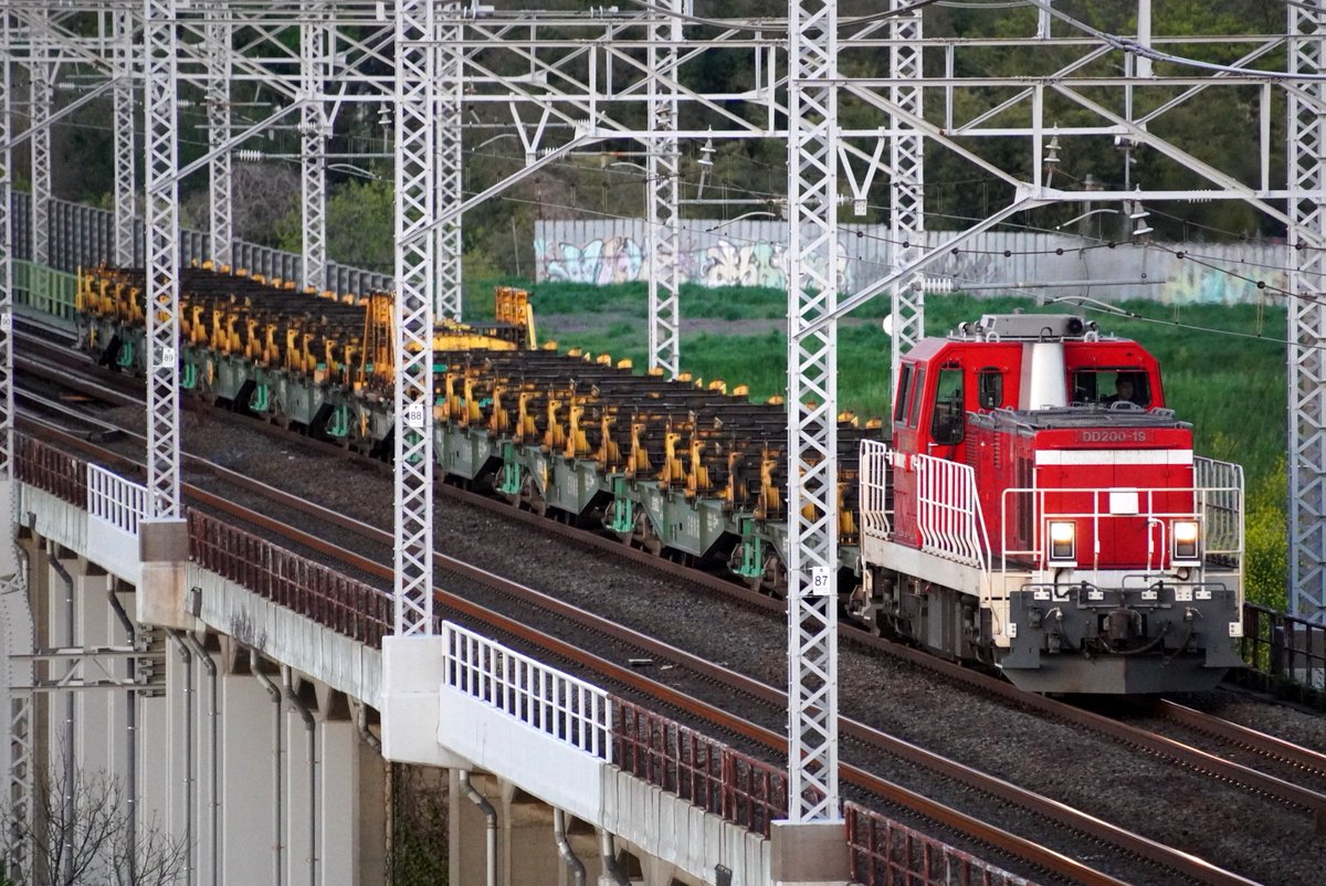 waverailroad's tweet image. 2025.4.16 夕方
DD200-19 日鐵チキ8086レ
武蔵野線

その前は
EF210-332  3096レ
EH500-35 遅れ8072レ

帰るの面倒でしたので単8282レから居残り  羽田ルートの飛行機も飛来
3096レは光線あり 8072レは約145分遅延  その他4073レには記念コンテナあり👀