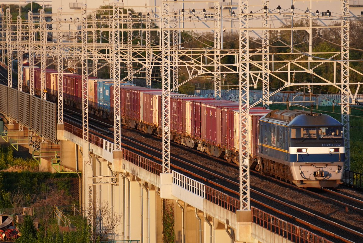 waverailroad's tweet image. 2025.4.16 夕方
DD200-19 日鐵チキ8086レ
武蔵野線

その前は
EF210-332  3096レ
EH500-35 遅れ8072レ

帰るの面倒でしたので単8282レから居残り  羽田ルートの飛行機も飛来
3096レは光線あり 8072レは約145分遅延  その他4073レには記念コンテナあり👀