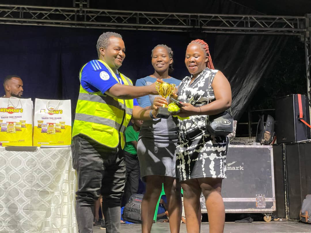 FC Boxer βοΈ (@boxer_fc) on Twitter photo Can you guess where the trophy lid ended up?
1. Arua Park
2. Mukaziβs bag
3. Mukuluβs pocket
πππππ
#Unruly #NothingToProve Can you guess where the trophy lid ended up?
1. Arua Park
2. Mukaziβs bag
3. Mukuluβs pocket
πππππ
#Unruly #NothingToProve