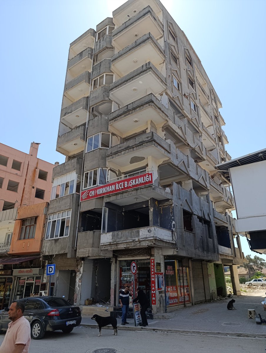 Hatay Kırıkhan'ın depremden sonraki hali. Şehir toz içinde. Heryerde su boruları patlamış, yollwr çamur içinde. Yıkıntıların kaldırılmasına ancak başlanmış. Hükümet vatandaşa konut yapmadan önce devasa bir kaymakamlık (Hükümet) binası yapmış. Vatandaşa "sizin evleriniz çökse bile