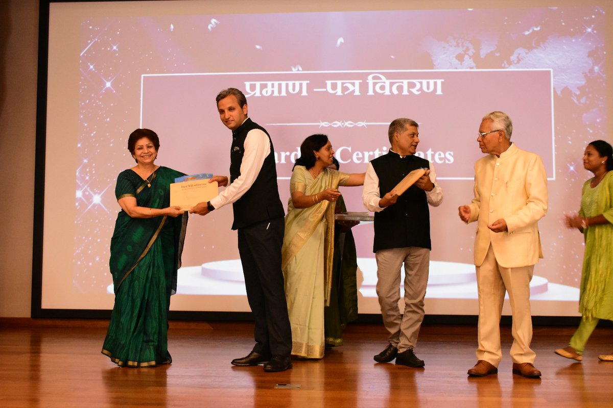 भारत और मॉरीशस सरकार की द्विपक्षीय संस्था, विश्व हिंदी सचिवालय, मॉरीशस द्वारा ‘विश्व पुस्तक दिवस’ के उपलक्ष्य में, दिनांक 14 अप्रैल 2025 को ‘हिंदी पुस्तक पठन गतिविधि’ का आयोजन किया गया। इस अवसर पर भारतीय उप-उच्चायुक्त, श्री विमर्श आर्यन विशिष्ट अतिथि के रूप में उपस्थित रहे।