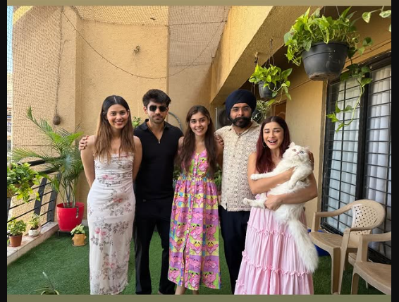 only_alician's tweet photo. okay guys!
There it is, the most awaited 'Trio' reunion. 😀😍😍
#AliceKaushik #EishaSingh𓃵 #AvinashMishra #Avisha #Alvisha #BB18 https://t.co/Gq3NV9yQqm