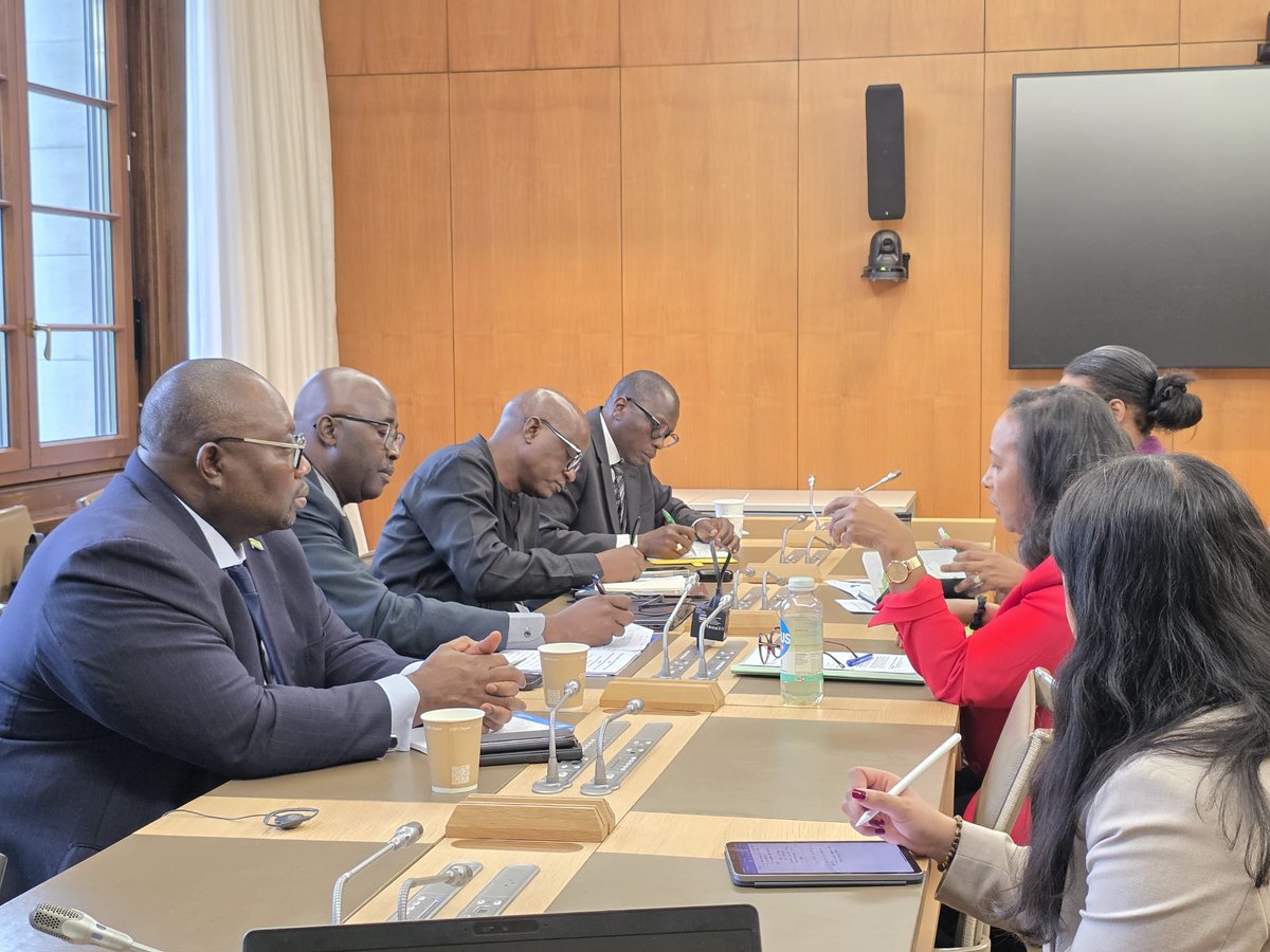 EmbassySierra's tweet photo. Trade Minister Alpha Ibrahim Sesay meets with ITC ED, Pamela Coke-Hamilton to discuss key areas of collaboration including value addition for SMEs, investment facilitation, intra-African trade &amp; human capital development. The meeting emphasized ITC’s continued support to 🇸🇱. https://t.co/4wgds3F9t9