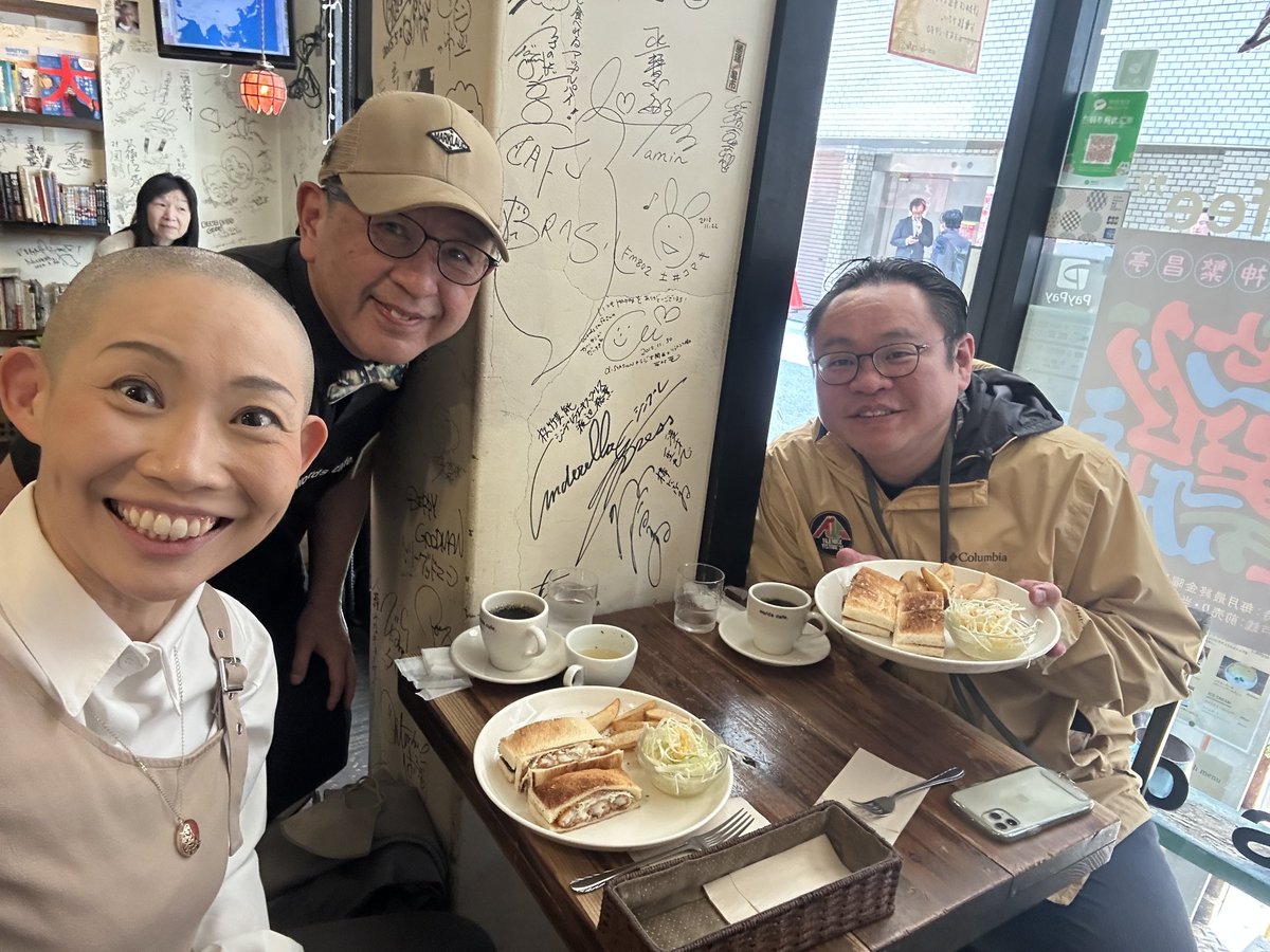 wordscafe0422's tweet image. 今日は団姫さんとご一緒に、お江戸から鈴々舎馬るこさんが来てくださいました🎵（呼び方一緒でややこしい❗笑)
サインも頂きました🎵馬るこさんありがとうございました🎵
#鈴々舎馬るこ #露の団姫 #ワーズカフェ