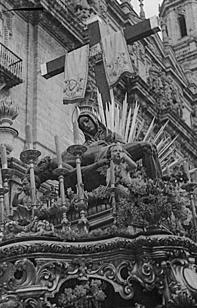 ANGUSTIAS, MADRE
Pd: Para los ofendidos/as, así es como debe ir la corona.