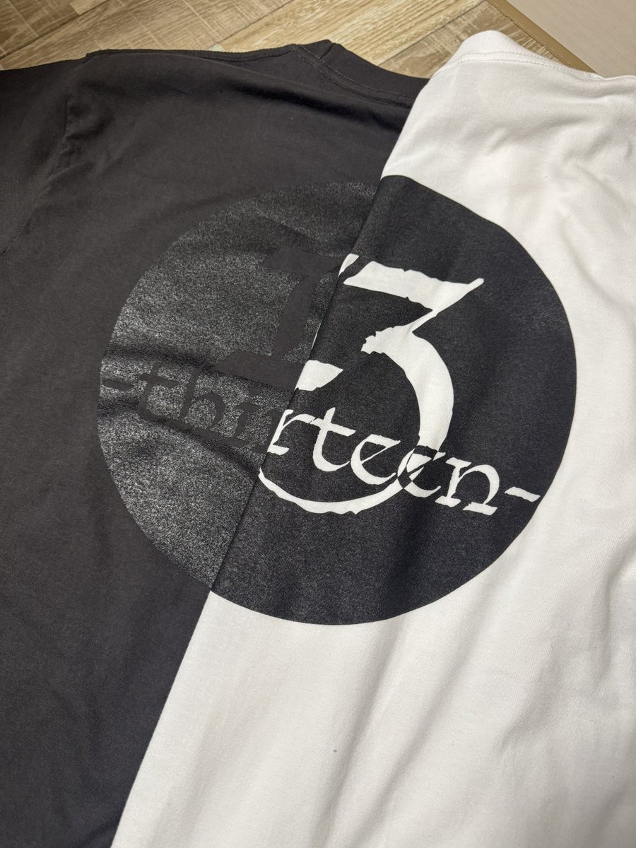 13thirteen_info's tweet photo. 【お知らせ】
ライブ後にメンバーが着用していたホワイトTシャツのお問い合わせを頂いております。
メンバー用に5枚のみの作成でしたが、希望があれば生産販売を検討しています。
炭黒カラーもLサイ��完売してますので、追加可能です。
レスにて反応いただけると嬉しいです。
よろしくお願いします。 https://t.co/kxlGZgKF8Z