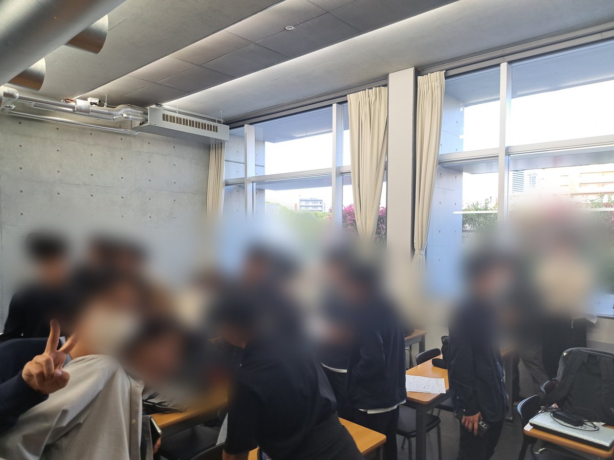 本日は、アイマス研今年度最初の活動を行いました！
自己紹介シートを書き、グループに分かれて交流しました。
多くの方がアイマス研に興味を持って訪れてくださり、うれしかったです！
来週はライブ映像鑑賞を行います💿️