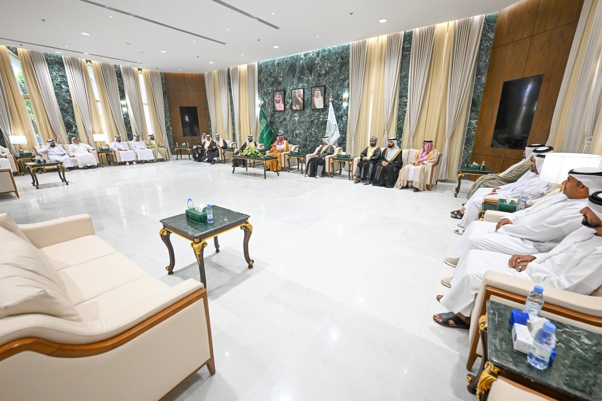 emara_hail's tweet photo. سمو #أمير_منطقة_حائل يستقبل عضو غرفة الرياض أ.سلمان بن حمود الهدلاء، يرافقه عدداً من المشائخ ورجال الأعمال من دول مجلس التعاون الخليجي، الذين يزورون المنطقة لتعزيز التعاون وبحث فرص الاستثمار والتنمية في منطقة حائل سياحياً. https://t.co/XxfXcsogeg