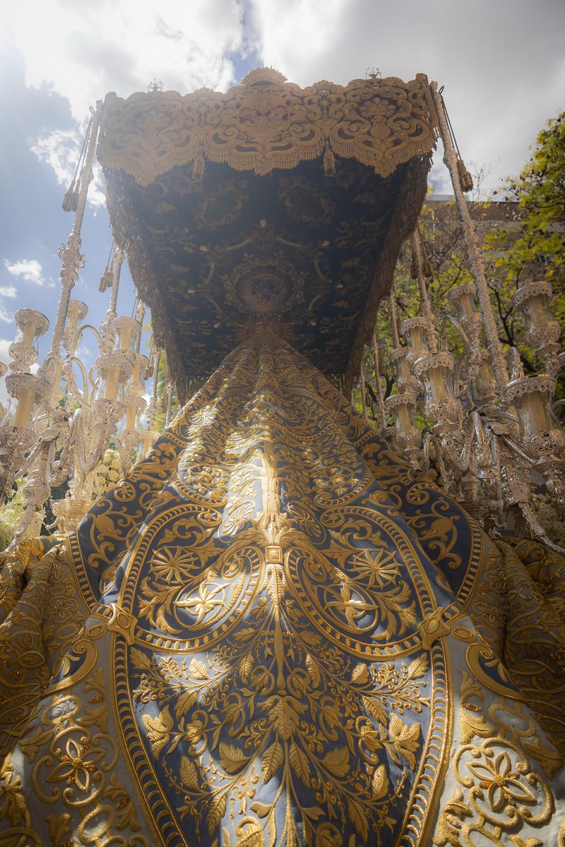 ⚫⚪ Así le dieron los primeros rayos de sol al nuevo manto de Santa María de Consolación Madre de la Iglesia.

La promesa y el sueño cumplido de toda una hermandad.

#SEDdeNervión25
#MiércolesSanto