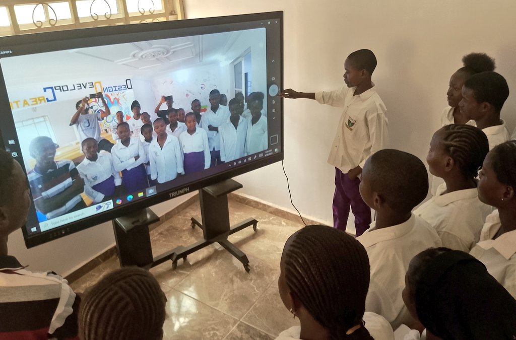 LangtangIHub's tweet photo. Big smiles all around.

The SS 3 students from Cooper Memorial Secondary School, Langtang North, visited @LangtangIHub led by their teacher Rector

They got to experience our interactive board and tour the facility and were left inspired to pursue tech careers after sec school. https://t.co/QUVDqLUMKg