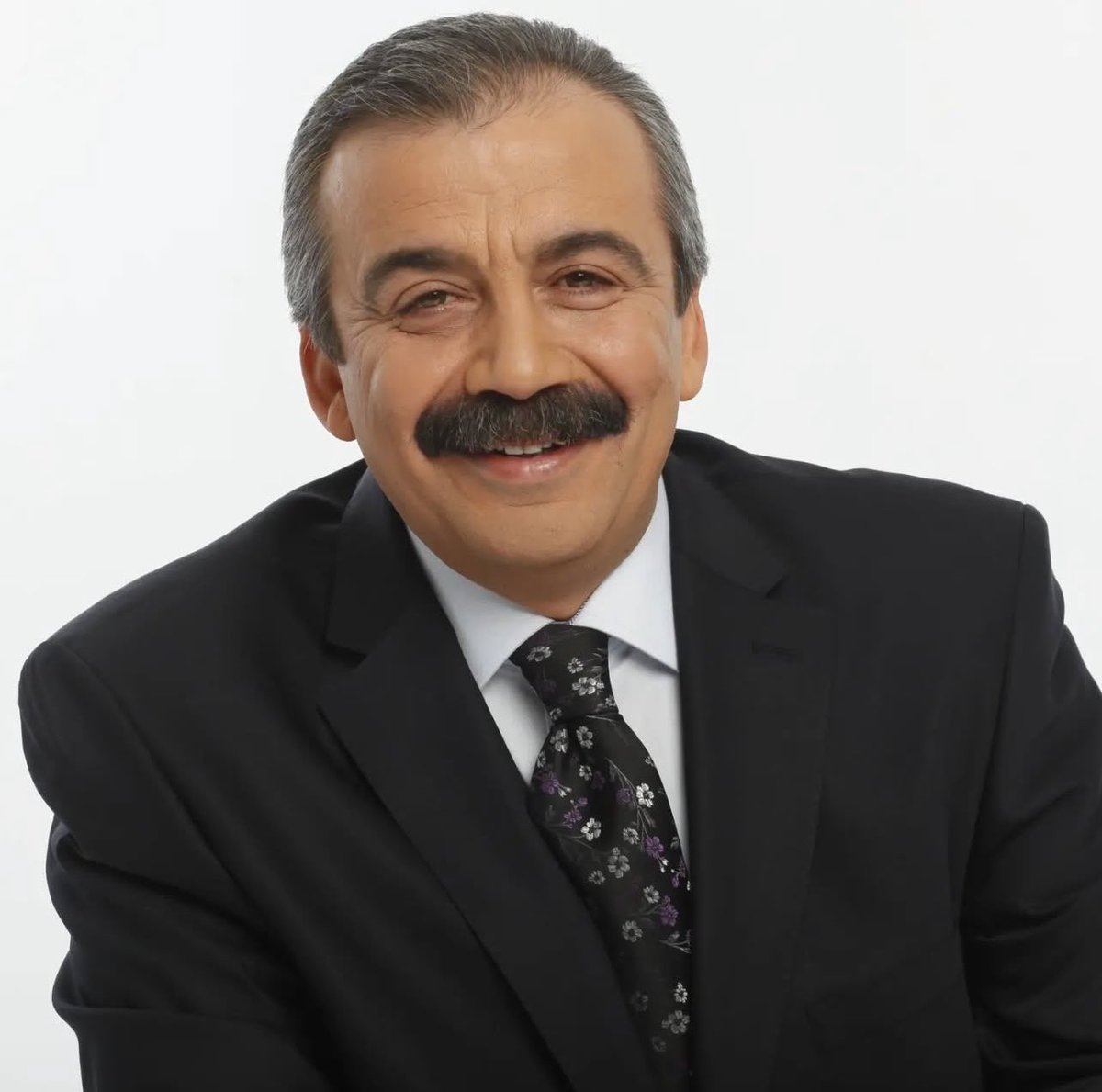 amedspordernek's tweet photo. Sayın Sırrı Süreyya Önder’e geçirdiği rahatsızlıktan dolayı geçmiş olsun dileklerimizi iletiyor, acil şifalar diliyoruz. Kalbimiz ve yüreğimiz onunla! https://t.co/f2TY5phaxA