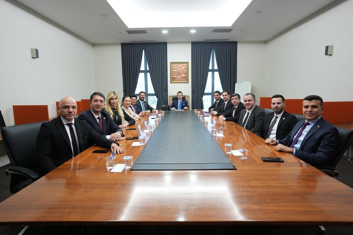 TFD1969's tweet photo. 📍AK Parti Genel Merkezi

Türkiye Fizyoterapistler Derneği  Yönetim Kurulu olarak, AK Parti Sağlık Politikalarından Sorumlu Genel Başkan Yardımcısı Sayın Prof. Dr. Halit Yerebakan’ı (@DrYerebakan) Sayın Milletvekilimiz @Emre_Caliskann ile birlikte ziyaret ettik.

Fizyoterapistlerin mesleki taleplerine gösterdiği duyarlılık ve kıymetli yaklaşımı için; aynı zamanda bir hekim olarak mesleğimizi yakından tanıyan ve değer veren Genel Başkan Yardımcısı Sayın Dr. Yerebakan’a, nazik ev sahipliği ve değerli katkıları dolayısıyla teşekkürlerimizi sunarız.

Türkiye Fizyoterapistler Derneği Yönetim Kurulu

@Akparti 
@TFD1969