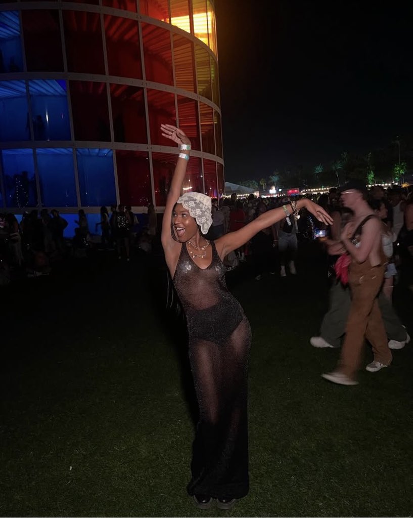 carlaciarchive's tweet photo. WHO IS THAT GIRL??? https://t.co/aTHGOL9yr0