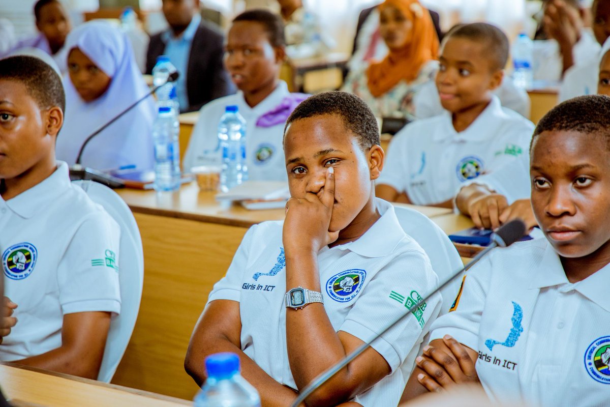 2. Mhe. Silaa ameyasema hayo wakati wa hafla ya kufunga mafunzo ya Wasichana katika TEHAMA 2025, yanayoratibiwa UCSAF kwa lengo la kuhamasisha wasichana kuchagua masomo ya Sayansi, Teknolojia, Uhandisi na Hisabati (STEM).