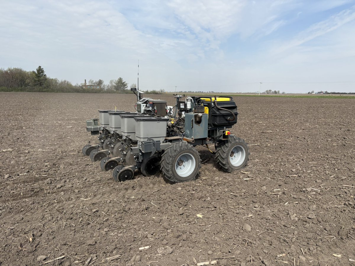 BobGunzy's tweet image. Salin247 autonomous running a test plot outside of Corydon, IA today.  Including corn/cover strips and Nitrogen x Seeding Rate small plots.  @jasonmauck1 @zebulousprime @PfanstielJunior