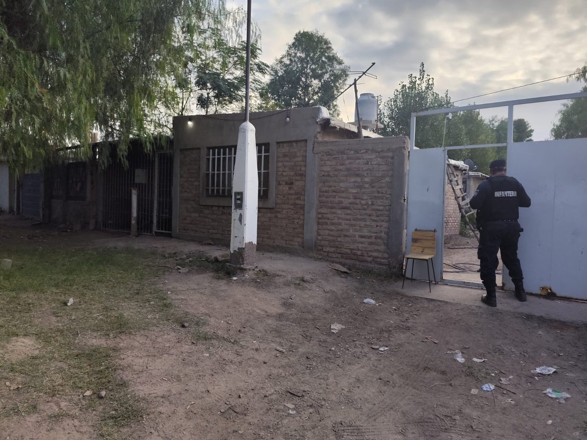 JP_MzaOk's tweet photo. Custodiaron la casa del prófugo, pero nunca protegieron a la familia de las víctimas. ¿A quién están cuidando? https://t.co/oOekcI9ZmH