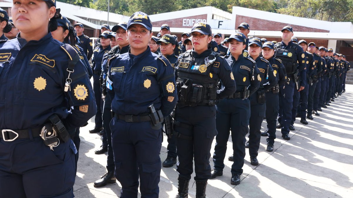 procesogt's tweet photo. 466 agentes de la @PNCdeGuatemala se suman a las tareas de seguridad en La Antigua Guatemala, entre ellos hay 74 mujeres y 392 hombres. Angelina Aspuac, gobernadora de Sacatepéquez, visitó el INVAL para verificar las condiciones de descanso de los agentes. #SemanaSanta2025 https://t.co/B7M1FQ9xHI