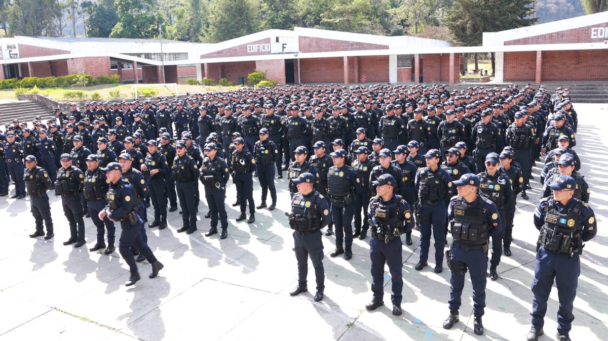 procesogt's tweet photo. 466 agentes de la @PNCdeGuatemala se suman a las tareas de seguridad en La Antigua Guatemala, entre ellos hay 74 mujeres y 392 hombres. Angelina Aspuac, gobernadora de Sacatepéquez, visitó el INVAL para verificar las condiciones de descanso de los agentes. #SemanaSanta2025 https://t.co/B7M1FQ9xHI