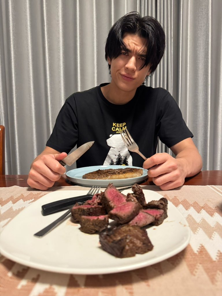 Josswayar's tweet photo. Man vs meat
#MyGoldenBloodEP6 https://t.co/TDl0p6PT1l