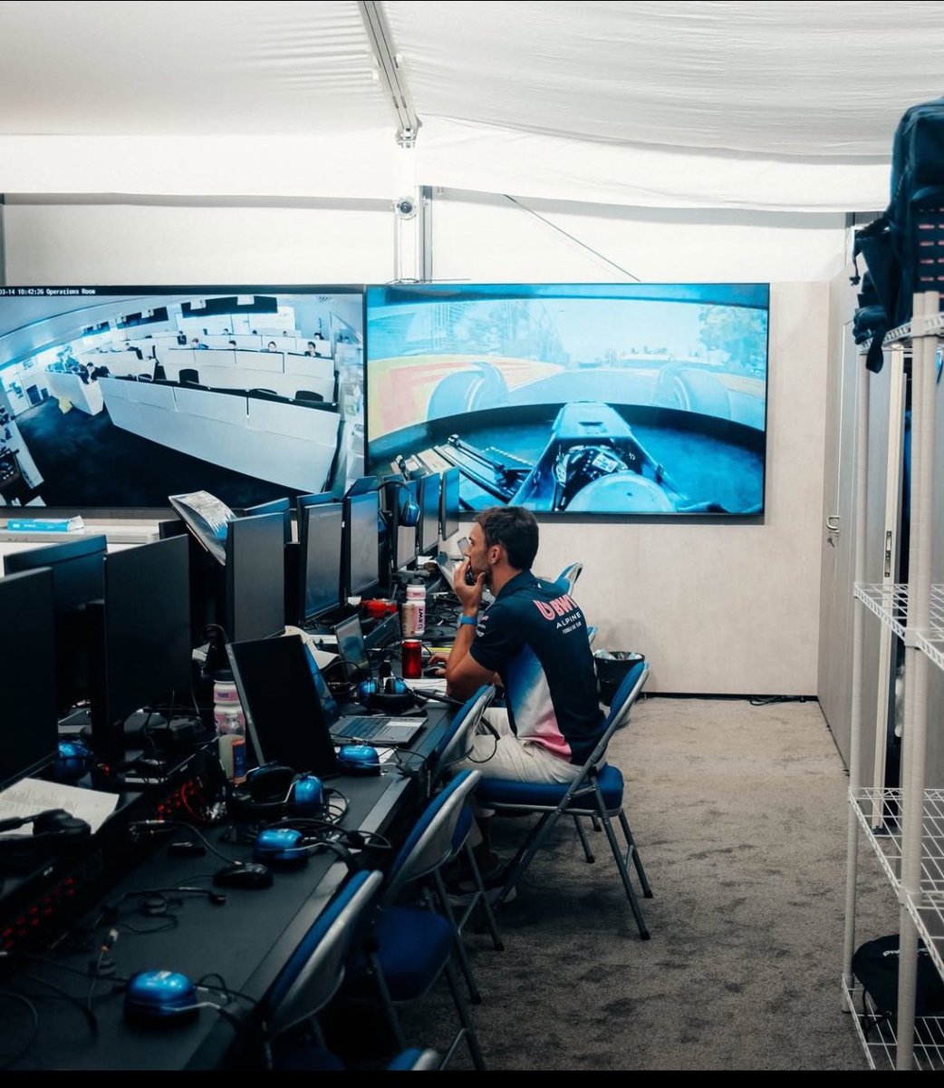 Juanito77ok's tweet photo. Así trabajaron Gasly desde el circuito y Franco desde la fábrica el sábado por la noche para encontrar soluciones, muy buena foto q retrata la importancia de este trabajo entre ambos! Ph: @f1history__ https://t.co/yGlf8EoFSy