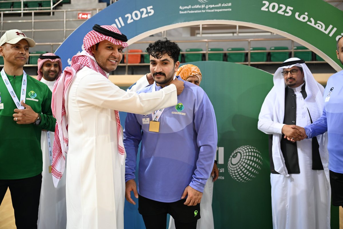 رئيس مجلس إدارة الاتحاد <a href="/kalfheed/">خالد الفهيد</a> لحظة تتويجه لنادي ذوي الإعاقة بالرياض <a href="/rcsn__sa/">نادي ذوي الإعاقة بالرياض</a> بكأس المملكة الأول لكرة الهدف، وسط فرحة عارمة ومشهد تاريخي يُجسّد روح التحدي والإنجاز.
