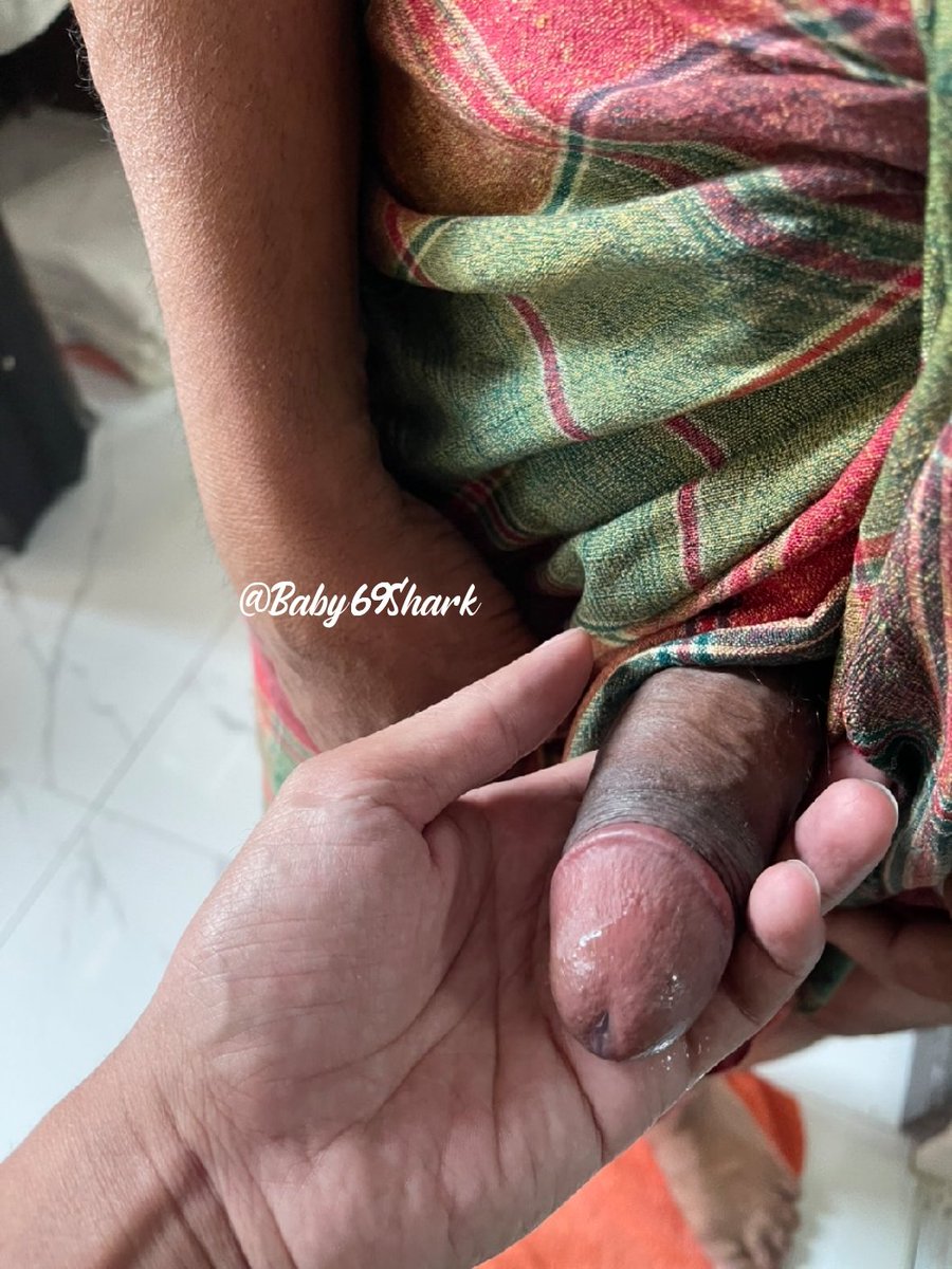 Baby69Shark's tweet photo. มาต่อ... พอผมลูบเป้าแกจากด้านนอก เคแกก็เริ่มโผล่ออกมาจากโสร่ง ใหญ่และแข็งเต็มที่ ลุงคงเริ่มเง่นแล้ว ผมเลยจับชักไปไม่นาน น้ำแกไหลลงบนมือผม แกบอกแทบไม่ได้ปล่อยน้ำเลย แล้วแกก็เอาโสร่งเช็ดน้ำที่เค ส่วนผมก็กลับมาล้างมือที่บ้าน พร้อมมะม่วงที่ลุงข้างบ้านให้มา https://t.co/9gZw5hM6rJ