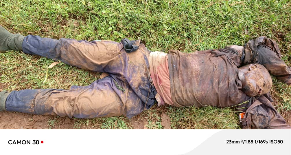 byobe_malenga's tweet photo. COUP DUR POUR LES WAZALENDO DE MABINGU
Après des affrontements violents ce mercredi 16 avril dans l'axe #Katana_Nord, précisément dans le centre de #Kabamba et #Irambo (Kalehe), un important combattant, #NSHOKANO, commandant des Wazalendo, vient de tomber au champ de bataille.
Les combats, qui ont commencé dans le village de Kasheke, en territoire de Kalehe, se sont poursuivis dans le groupement d'Irhambi Katana, en territoire de Kabare, plus précisément aux alentours du centre commercial de Kabamba.
Selon des témoins sur place, Monsieur NSHOKANO, responsable des embuscades tendues aux @M23_ARC ces dernières semaines dans l'axe Kabamba, Kasheke et Mabingu, est mort après avoir infligé un lourd bilan à ses adversaires, selon les témoins.
NSHOKANO est natif de Mabingu, dans le groupement d'Irhambi Katana. Les #M23_RDF_AFC se sont imposé et contrôlent la zone dans le @SudkivuGouv.