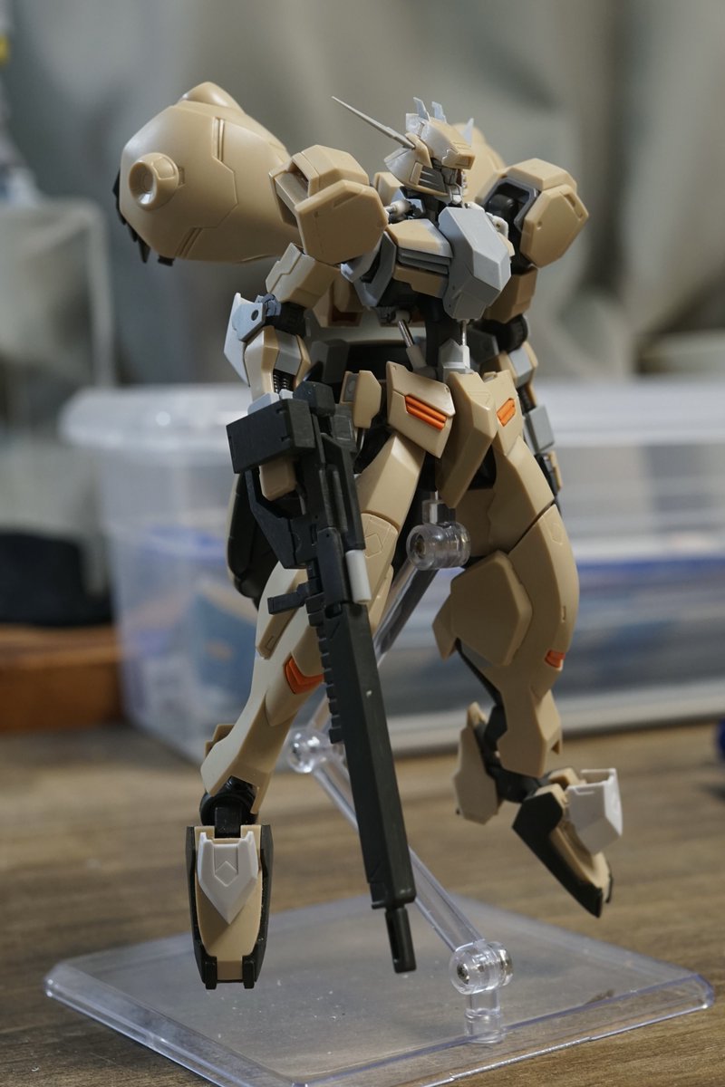 ライフルを整面するついでに設定画を参考に改造しました。

まず取っ手みたいな部分を銃本体と並行に。
取っ手の付け根に穴を開けました。
スコープをプラパイプで大型化し、両手持ち用のフォアグリップを設定画風に形状変更。

普通に全体的にめちゃヒケてるし形複雑だし整面大変でした笑