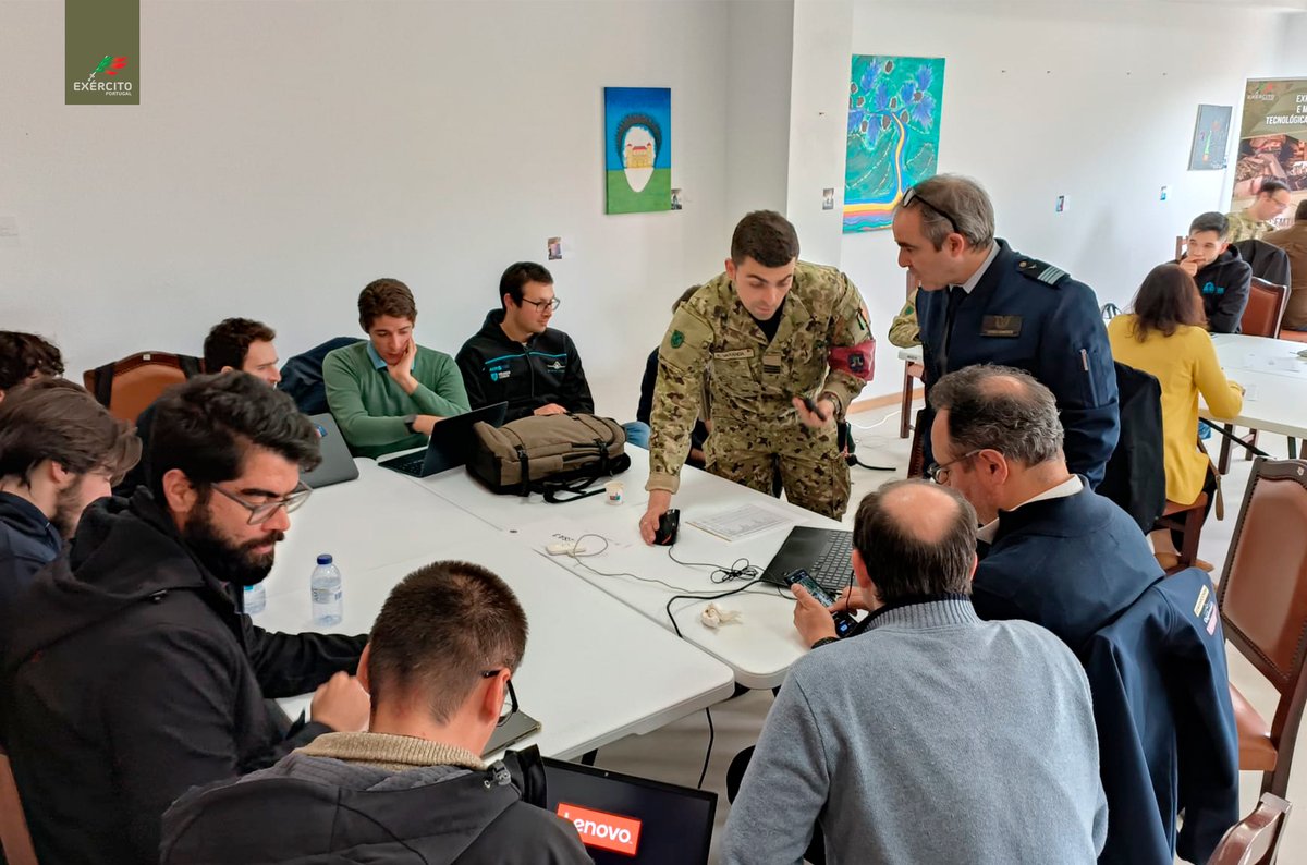 Exercito_pt's tweet photo. 📢O Centro de Experimentação e Modernização Tecnológica do Exército realizou a um 𝑾𝒐𝒓𝒌𝒔𝒉𝒐𝒑 no âmbito da preparação para o grande exercício 𝐀𝐑𝐓𝐄𝐗 𝟐𝟓, que vai decorrer entre 19 e 30 de maio, no Campo Militar de Santa Margarida.
#ExércitoPortuguês #CEMTEx #CmdLog https://t.co/dIBG8rS7P6
