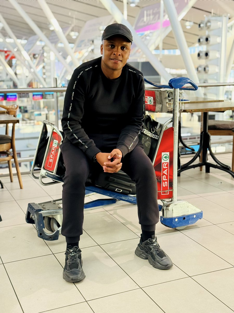 Djkarri__'s tweet photo. Going back home to attend my gigs and spend time with my family. Cape Town to OR Tambo ✈️ 

They boys still wanna explore Cape Town, they’re in safe hands with our sponsors in Cape Town ✊🏾 https://t.co/H7yep9bP3I