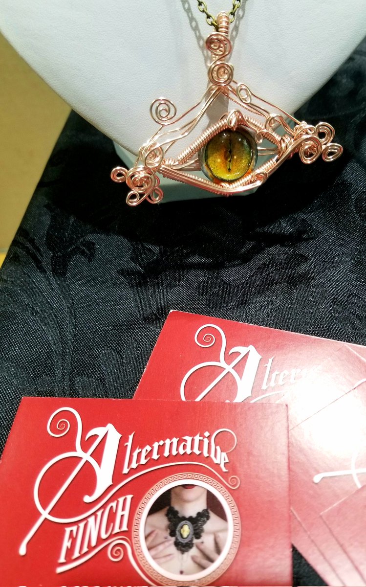 Gameguy69's tweet image. Hand-crafted artefacts at Horrorwood (Heywood Horror Con) last weekend, Pt.2. #Horrorwood #horror #skulls #skullart #makersmarket #alternativemarket