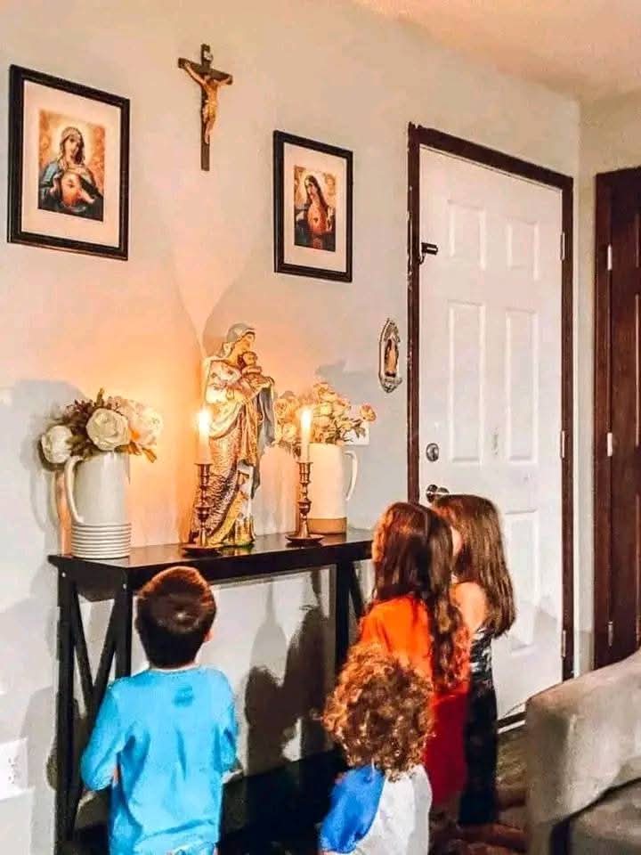 «Si no le enseñas a tus hijos a abrazar su Fe Católica; el mundo les enseñará a renegar de ella».